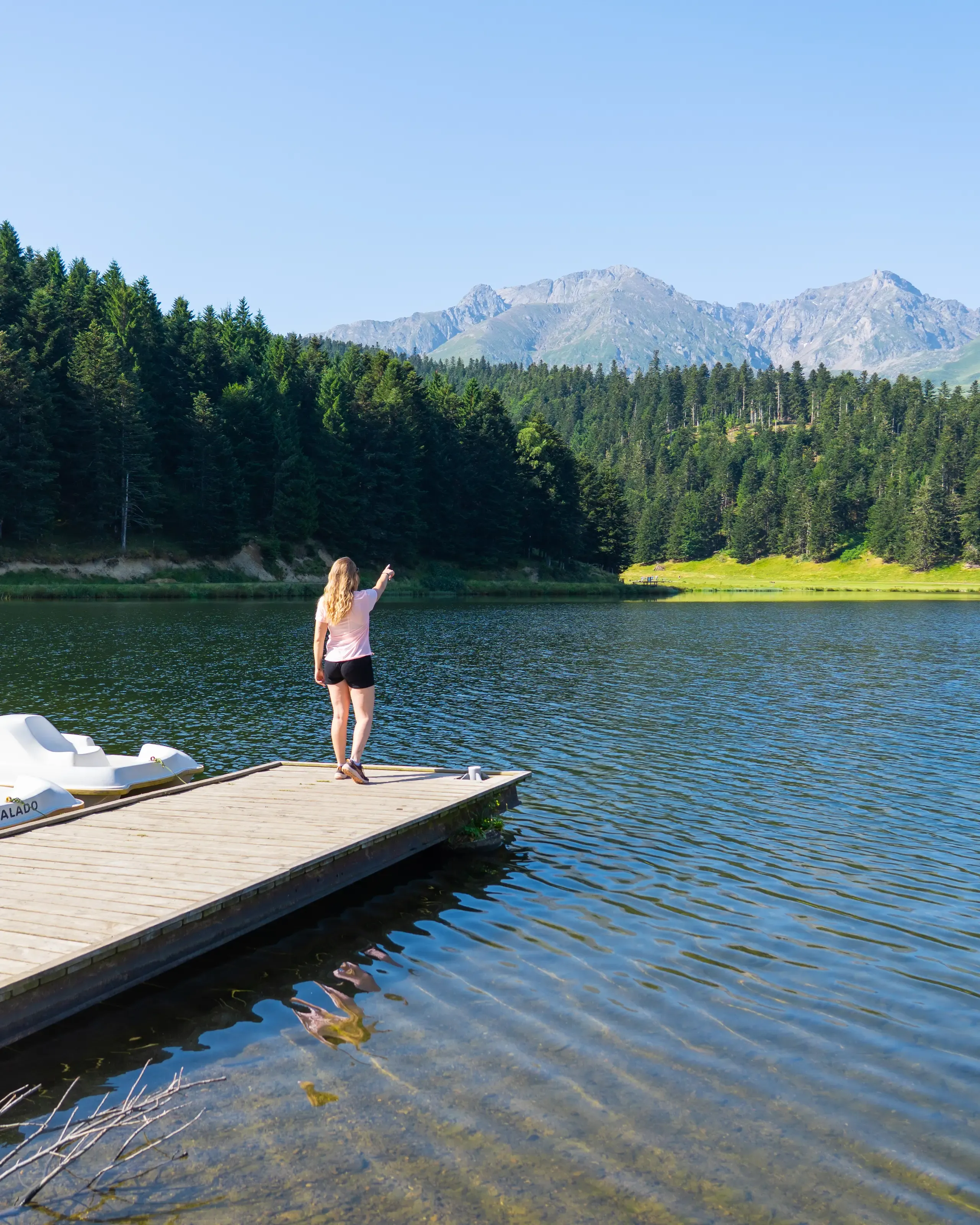Femme au ponton de Lac de Payolle